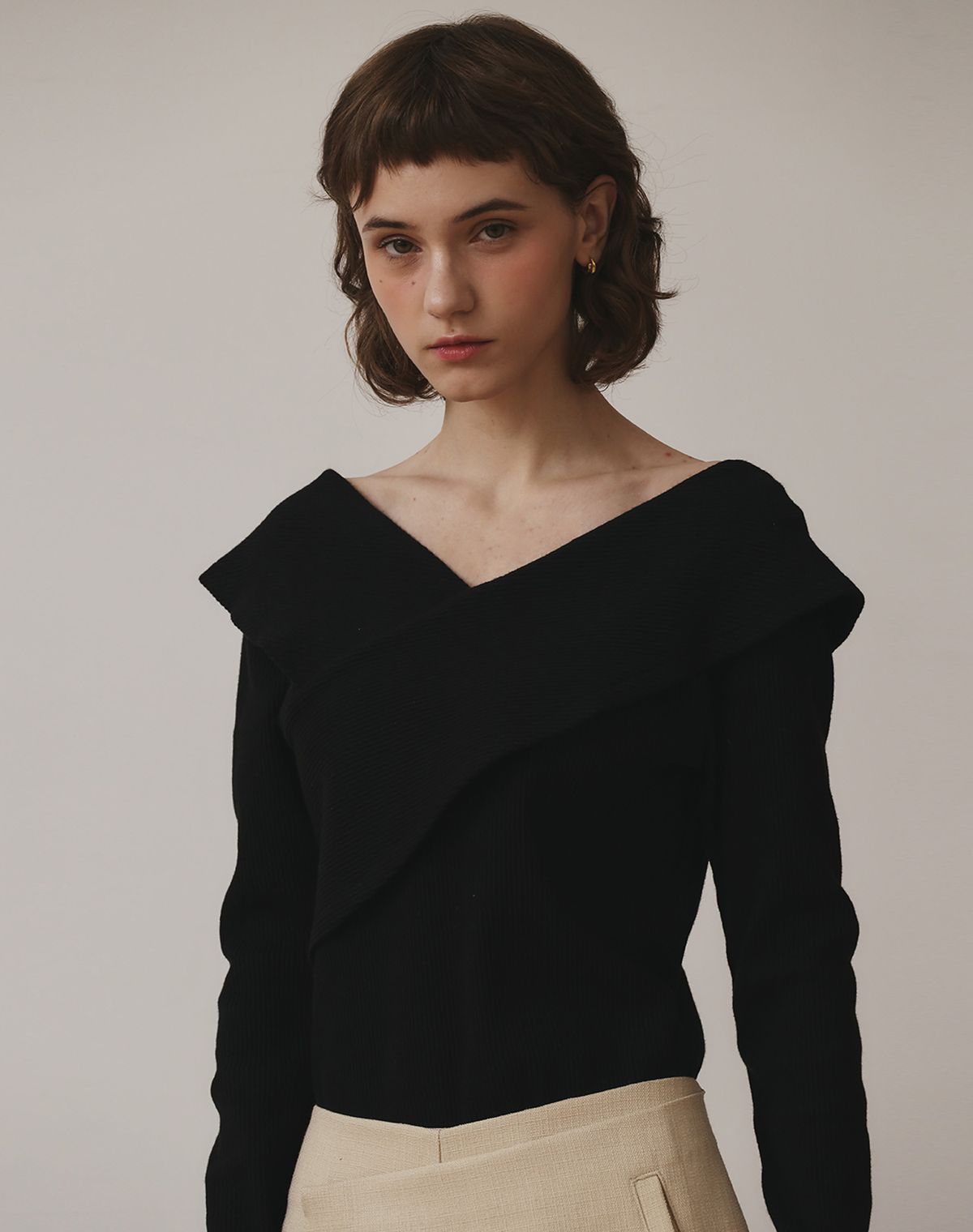 지에마르(GIEMAR) V NECK SPAN TEE  BLACK/IVORY