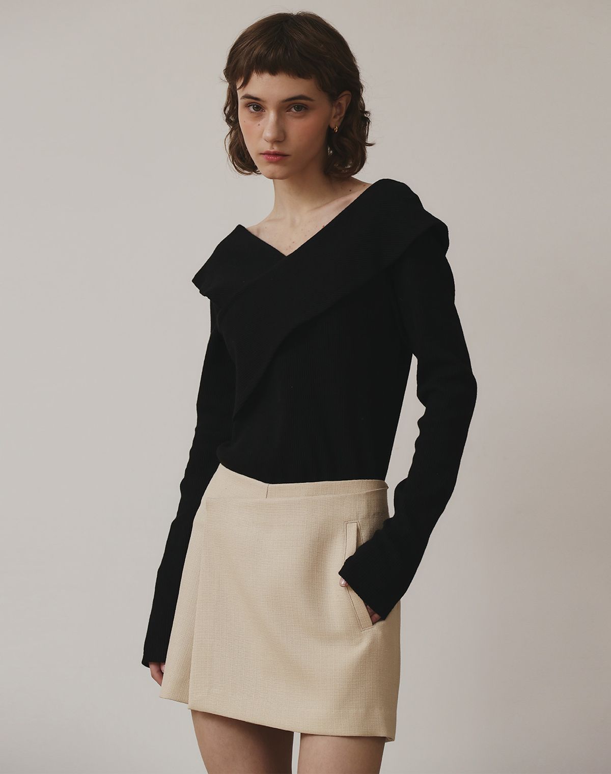 지에마르(GIEMAR) V NECK SPAN TEE  BLACK/IVORY