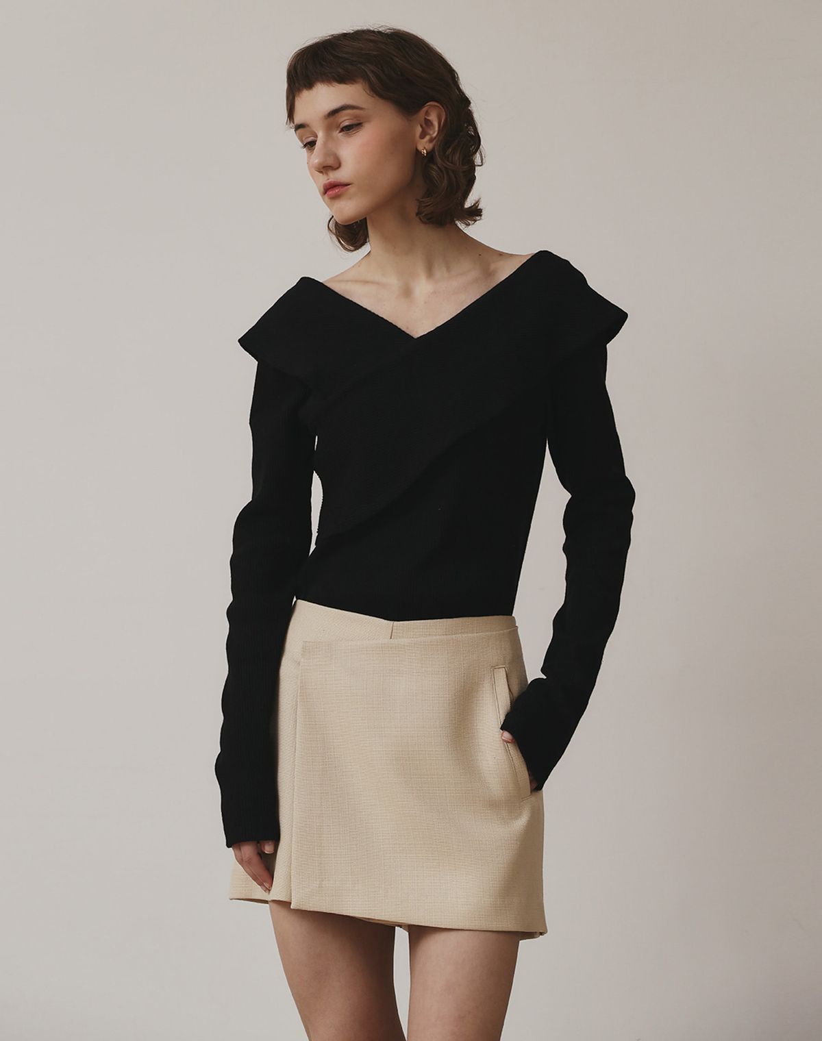 지에마르(GIEMAR) V NECK SPAN TEE  BLACK/IVORY