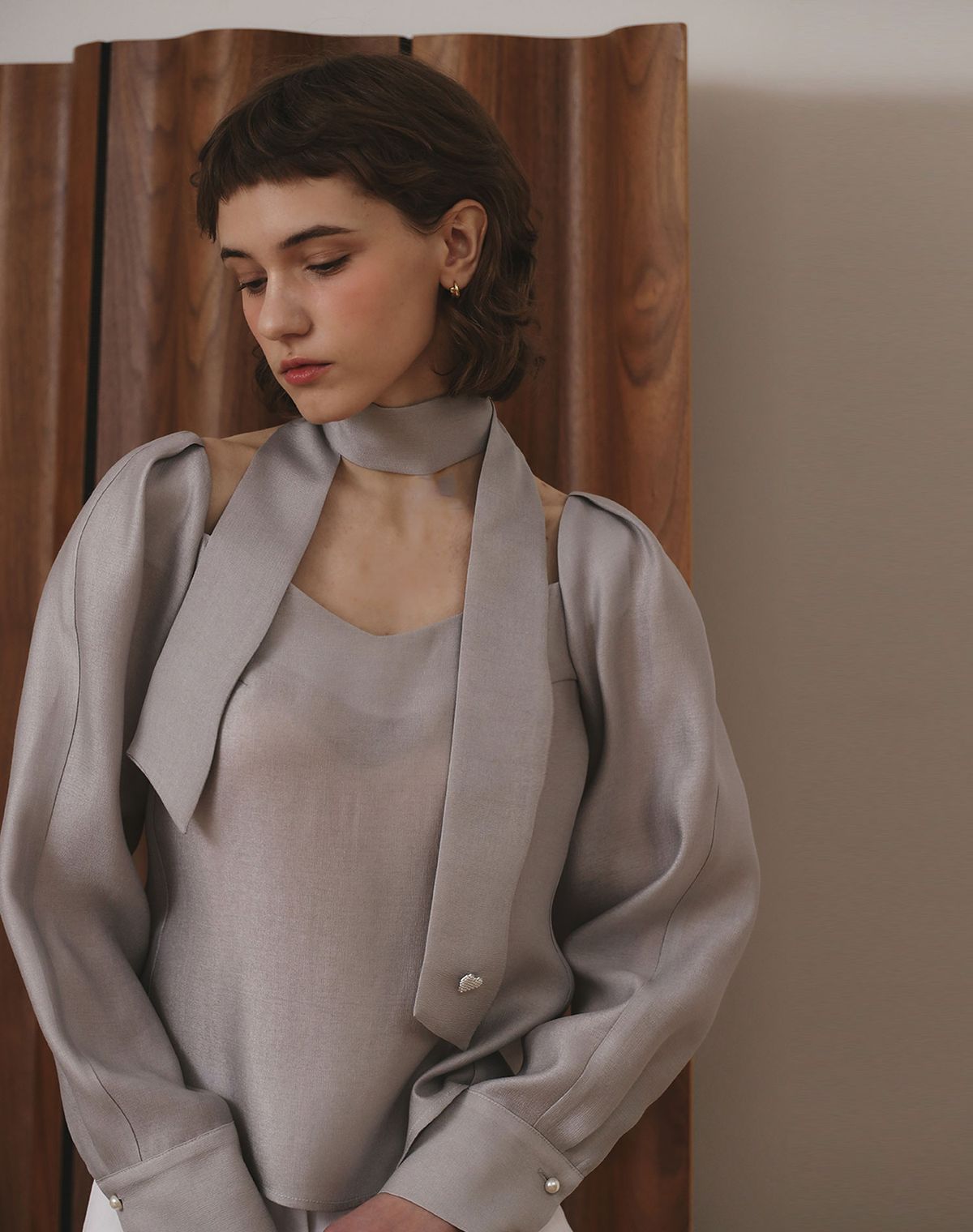 지에마르(GIEMAR) LOVE SCARF BLOUSE GRAY