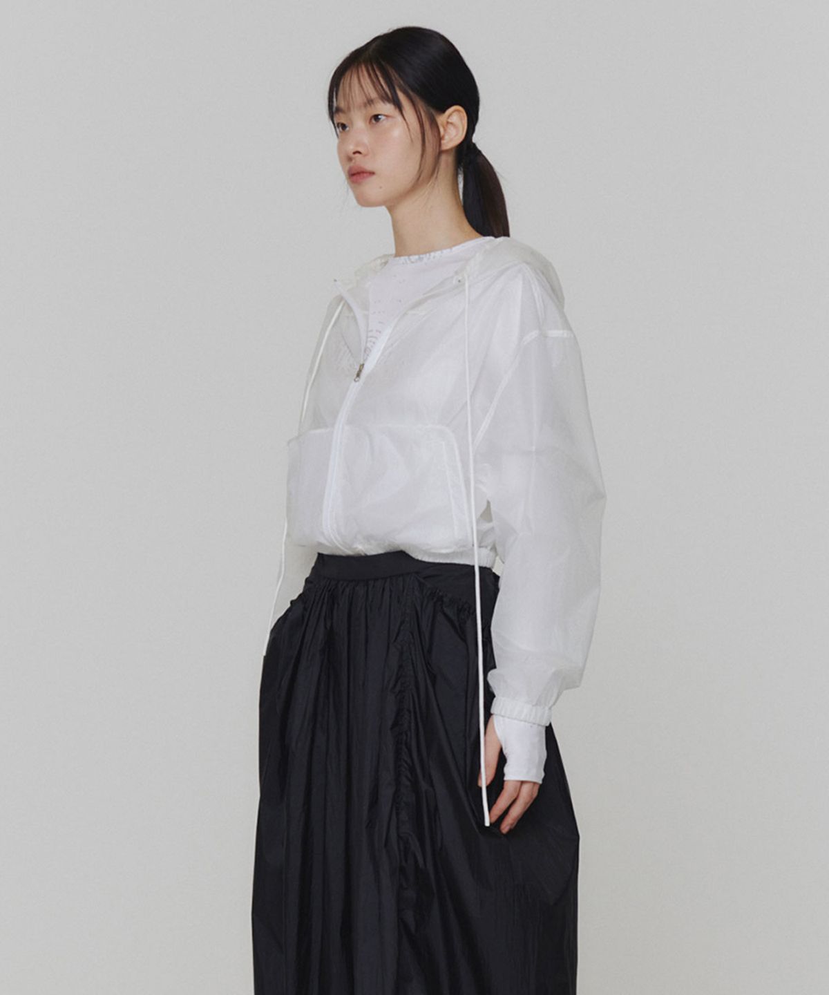 아모멘토(AMOMENTO) REVERSIBLE SHIRRING CROP HOODED JUMPER_WHITE