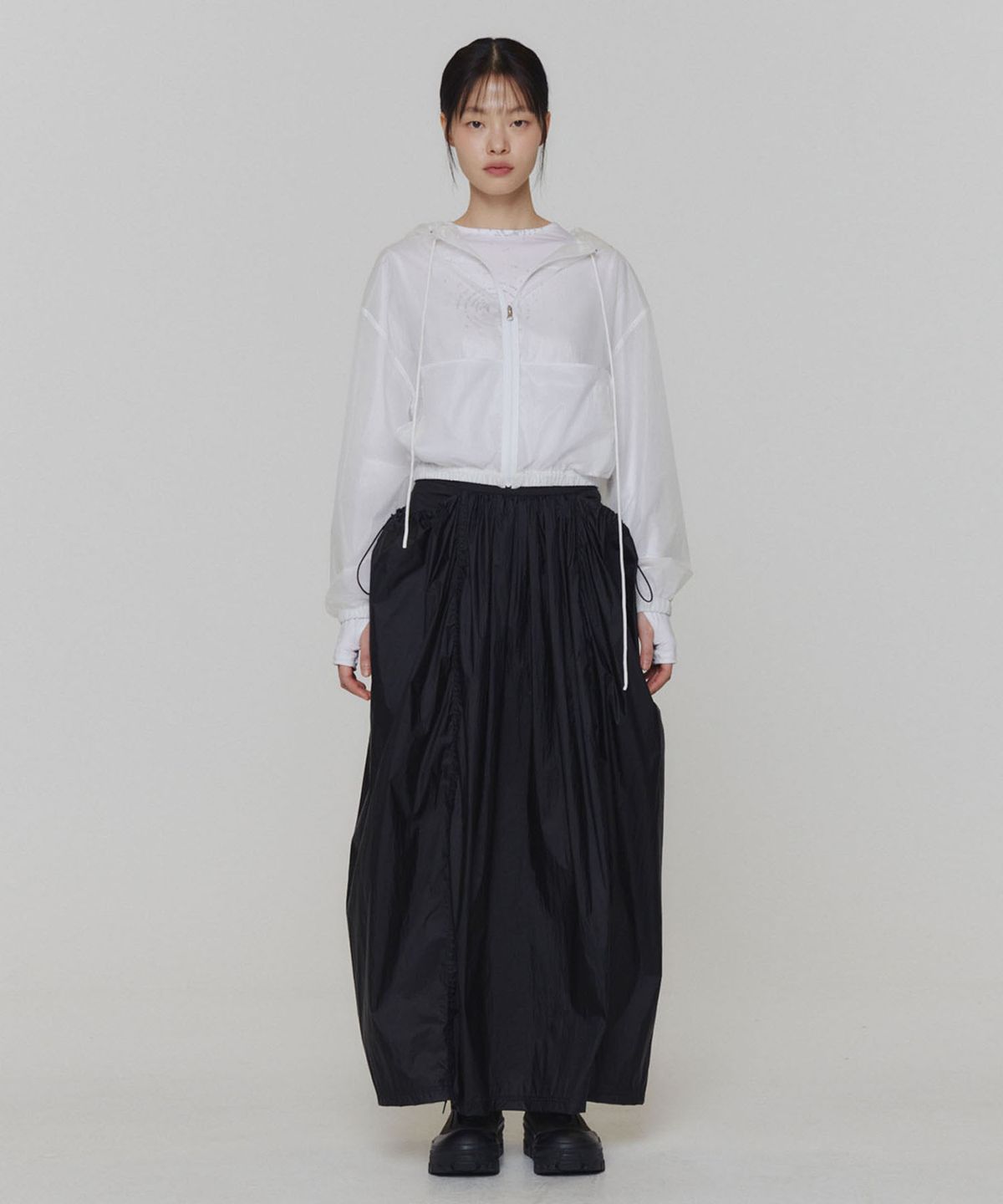 아모멘토(AMOMENTO) REVERSIBLE SHIRRING CROP HOODED JUMPER_WHITE