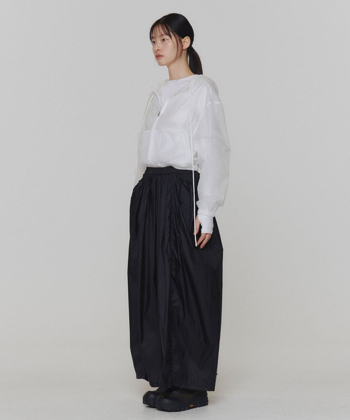 아모멘토(AMOMENTO) REVERSIBLE SHIRRING CROP HOODED JUMPER_WHITE