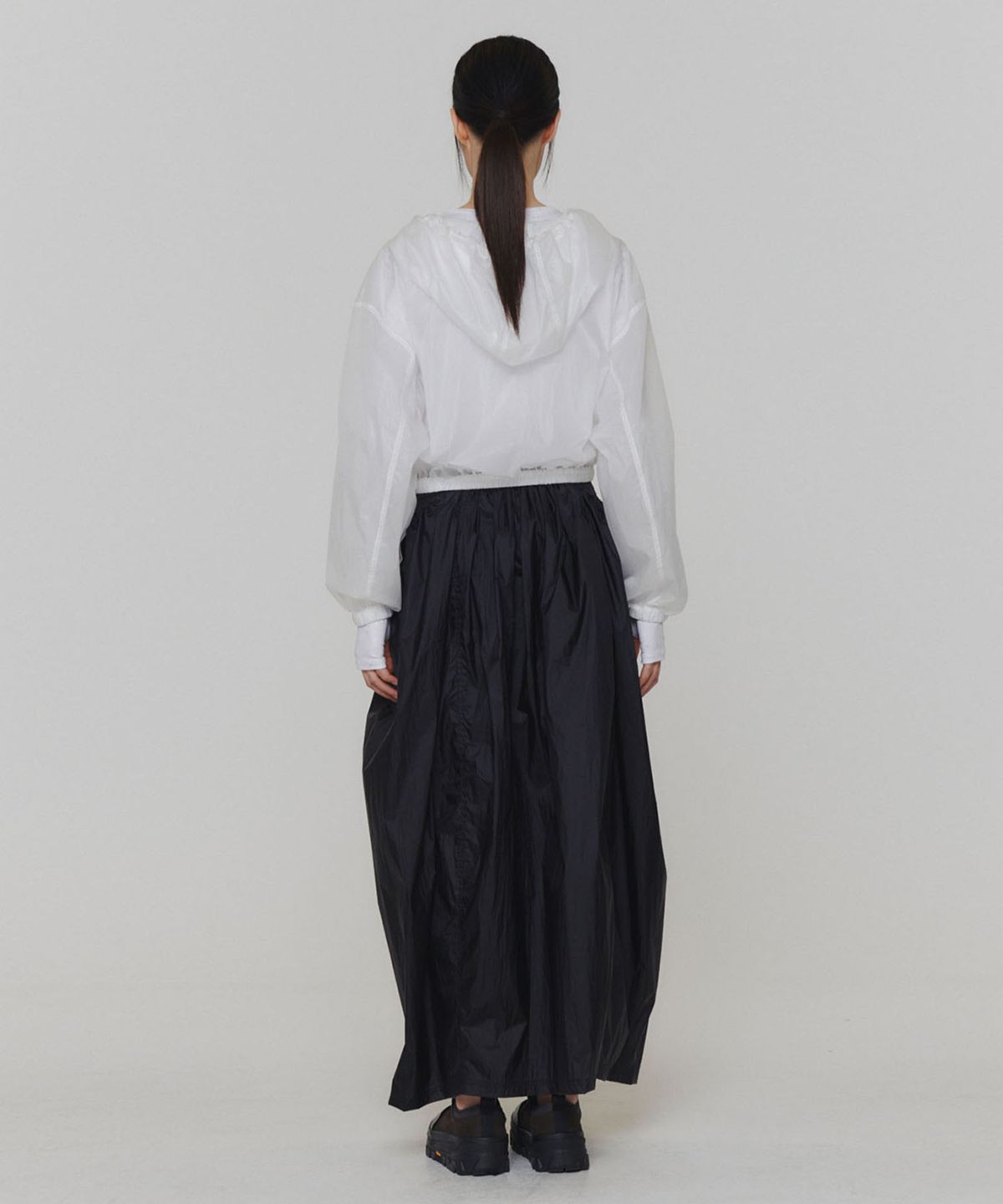 아모멘토(AMOMENTO) REVERSIBLE SHIRRING CROP HOODED JUMPER_WHITE