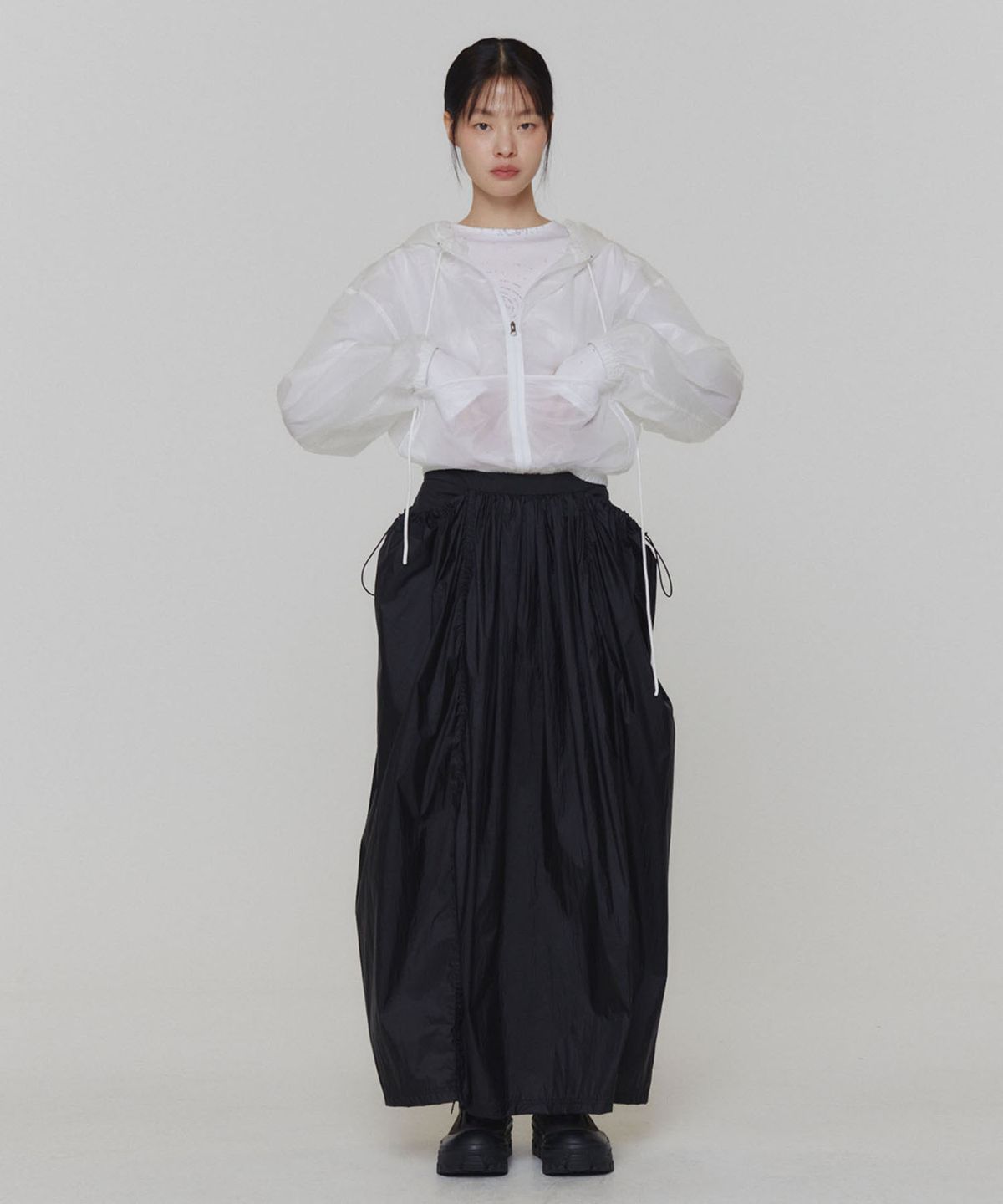 아모멘토(AMOMENTO) REVERSIBLE SHIRRING CROP HOODED JUMPER_WHITE