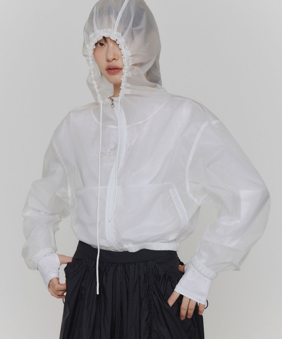아모멘토(AMOMENTO) REVERSIBLE SHIRRING CROP HOODED JUMPER_WHITE