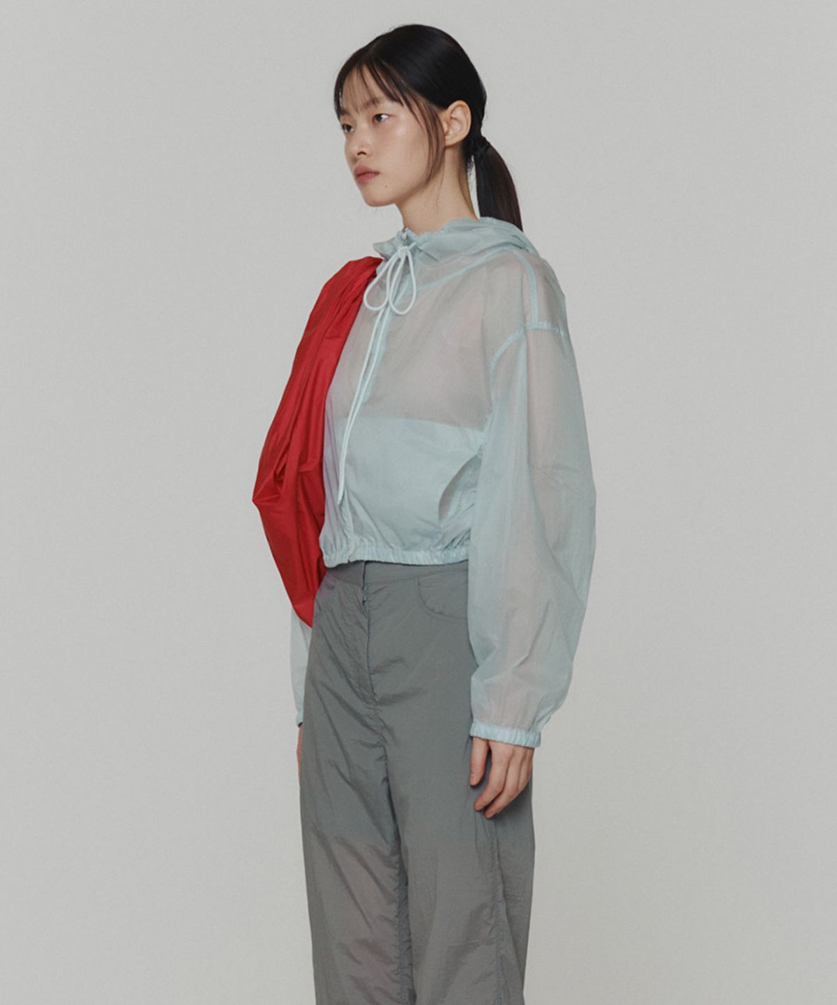 아모멘토(AMOMENTO) REVERSIBLE SHIRRING CROP HOODED JUMPER_SKY BLUE