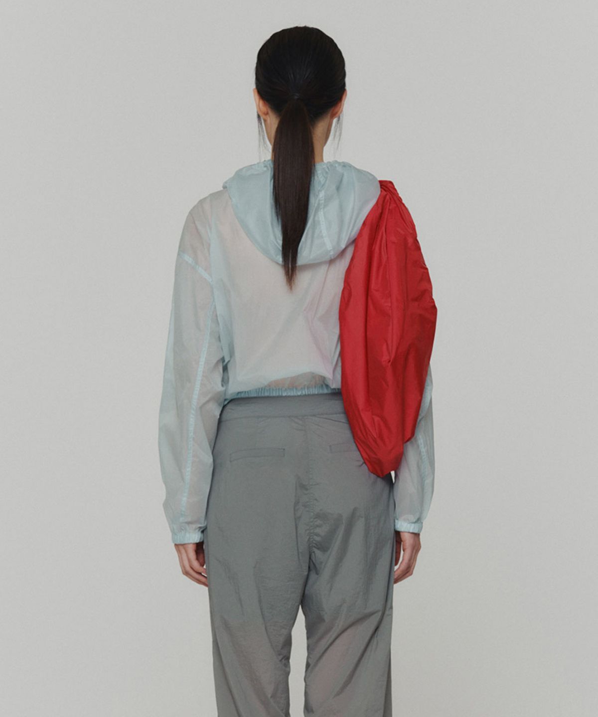 아모멘토(AMOMENTO) REVERSIBLE SHIRRING CROP HOODED JUMPER_SKY BLUE