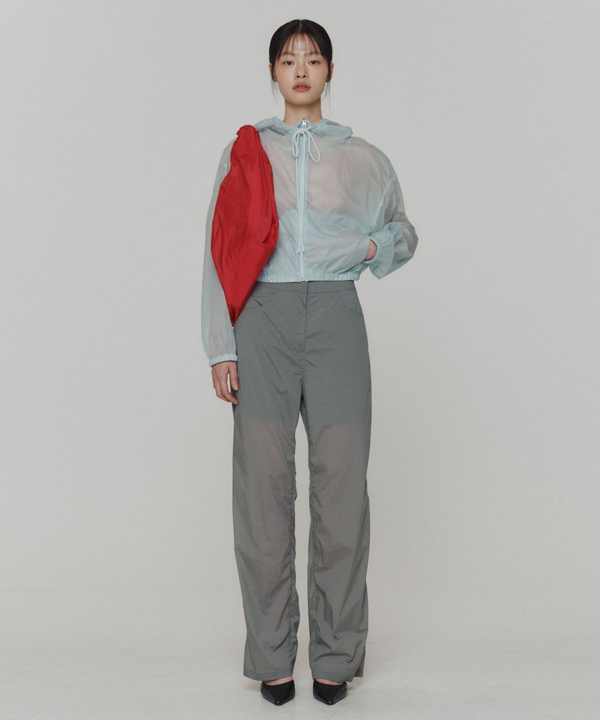 아모멘토(AMOMENTO) REVERSIBLE SHIRRING CROP HOODED JUMPER_SKY BLUE