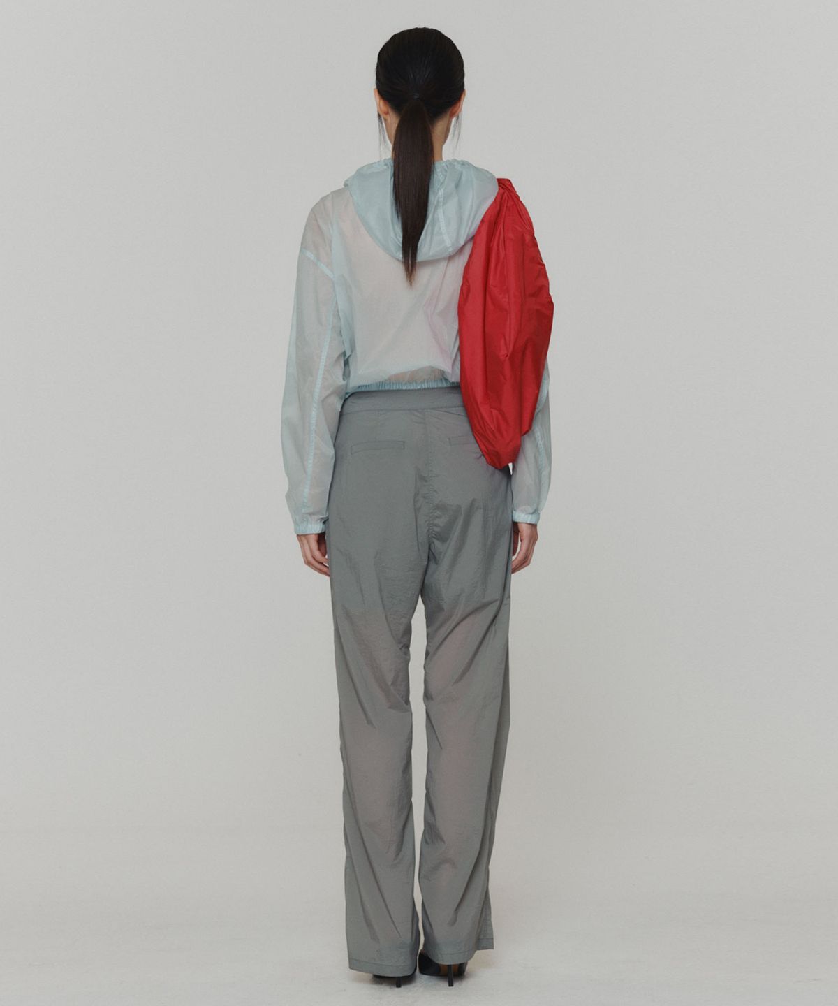 아모멘토(AMOMENTO) REVERSIBLE SHIRRING CROP HOODED JUMPER_SKY BLUE