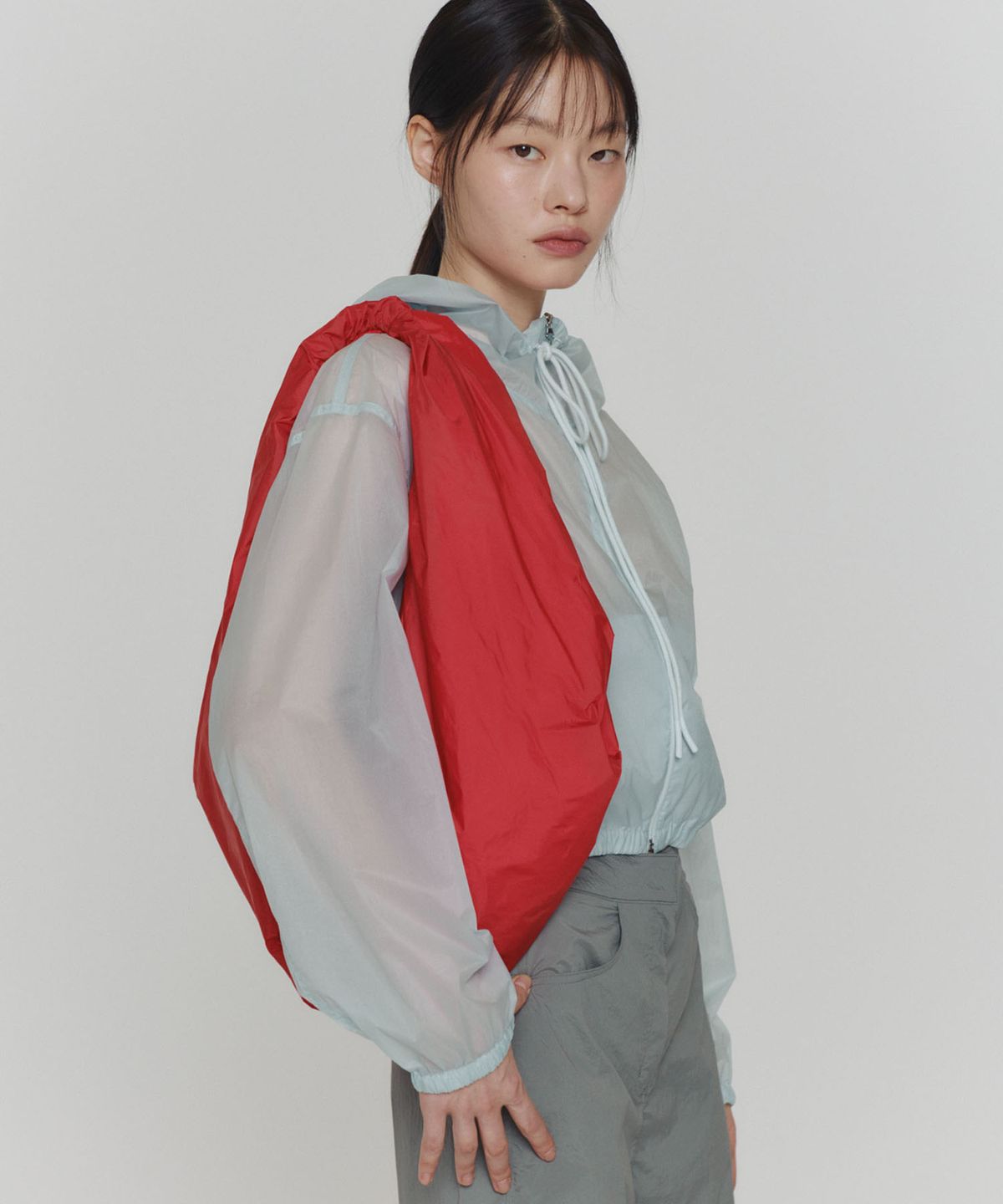 아모멘토(AMOMENTO) REVERSIBLE SHIRRING CROP HOODED JUMPER_SKY BLUE