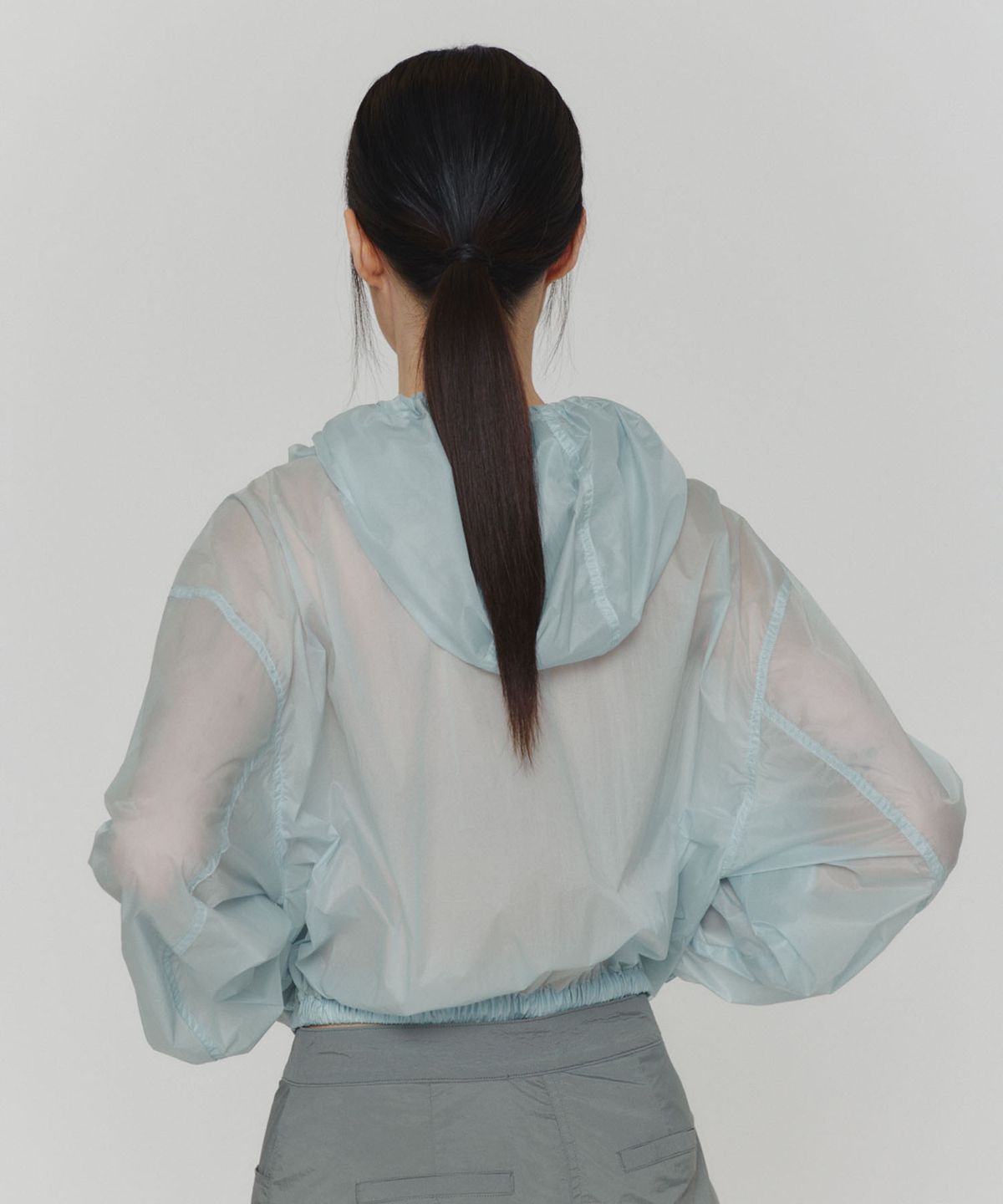 아모멘토(AMOMENTO) REVERSIBLE SHIRRING CROP HOODED JUMPER_SKY BLUE