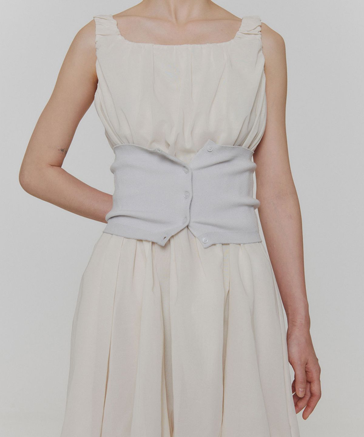 아모멘토(AMOMENTO) CROP BUTTON CARDIGAN SET_LIGHT GREY