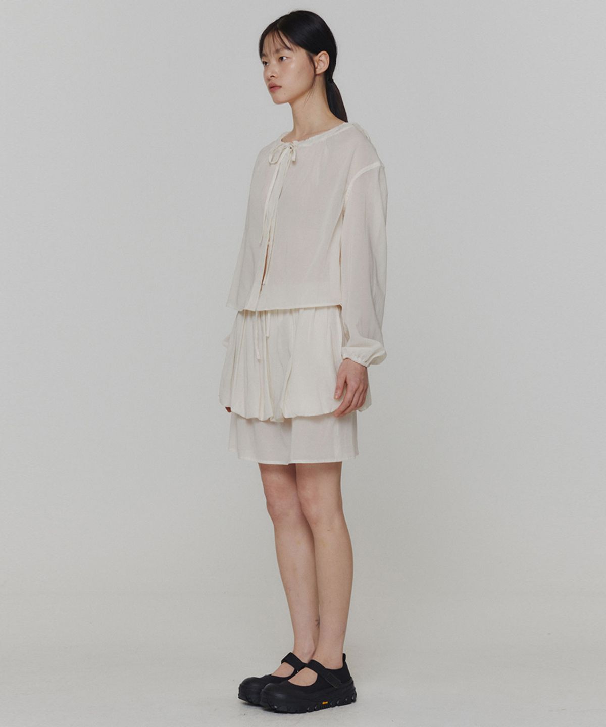 아모멘토(AMOMENTO) SHEER SHIRRING HOODED BLOUSE_IVORY