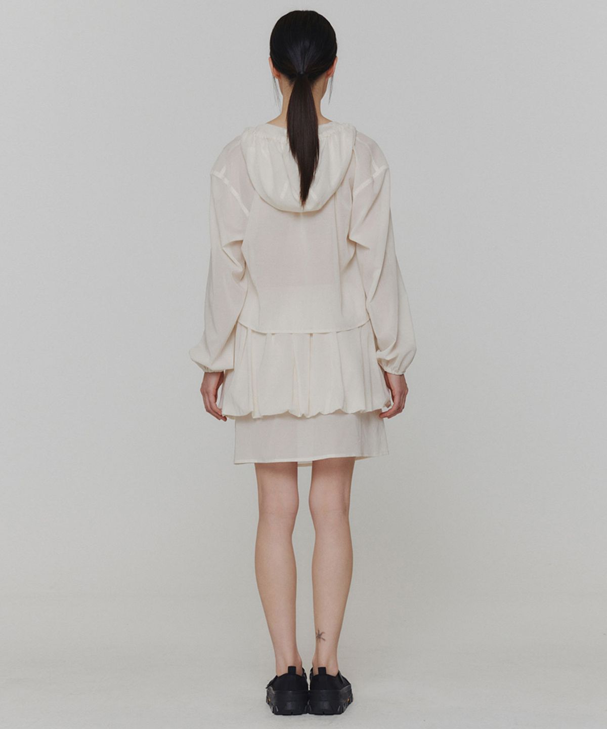 아모멘토(AMOMENTO) SHEER SHIRRING HOODED BLOUSE_IVORY