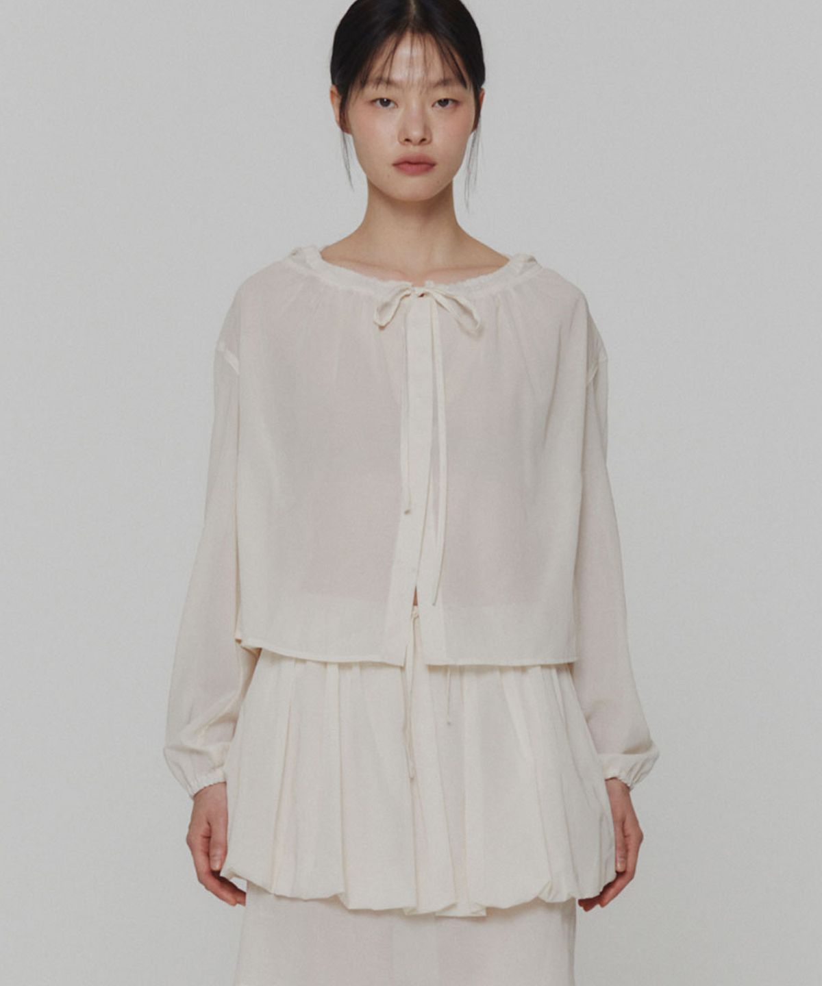 아모멘토(AMOMENTO) SHEER SHIRRING HOODED BLOUSE_IVORY