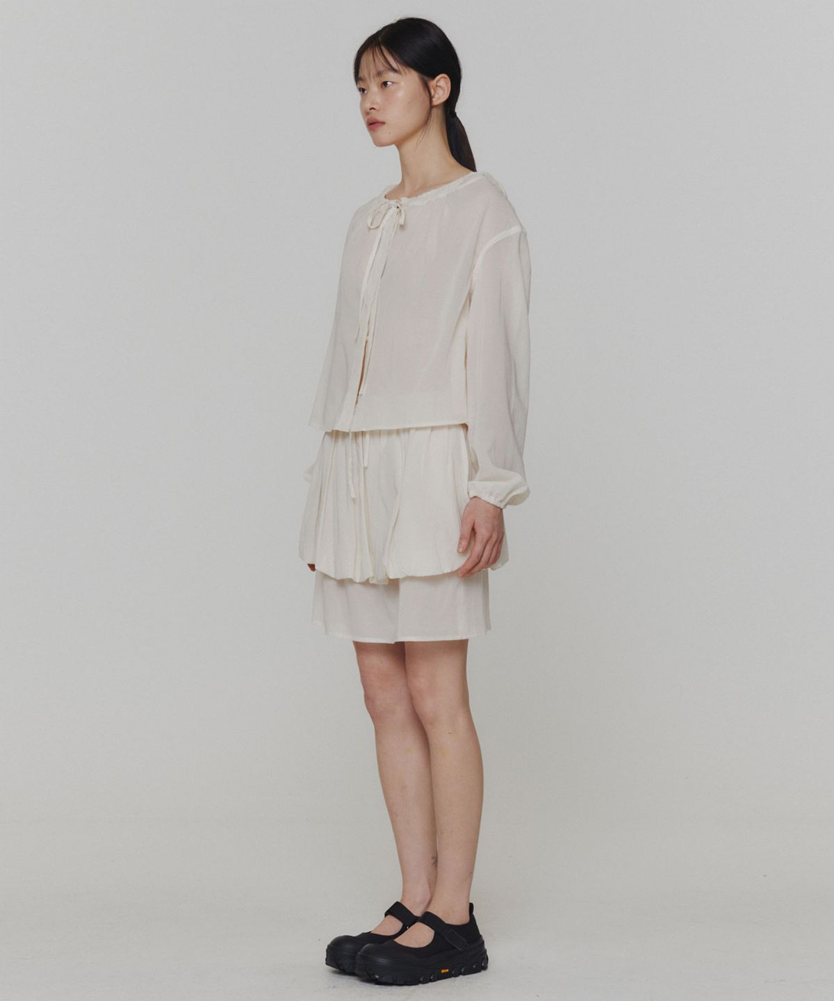 아모멘토(AMOMENTO) SHEER SHIRRING HOODED BLOUSE_IVORY