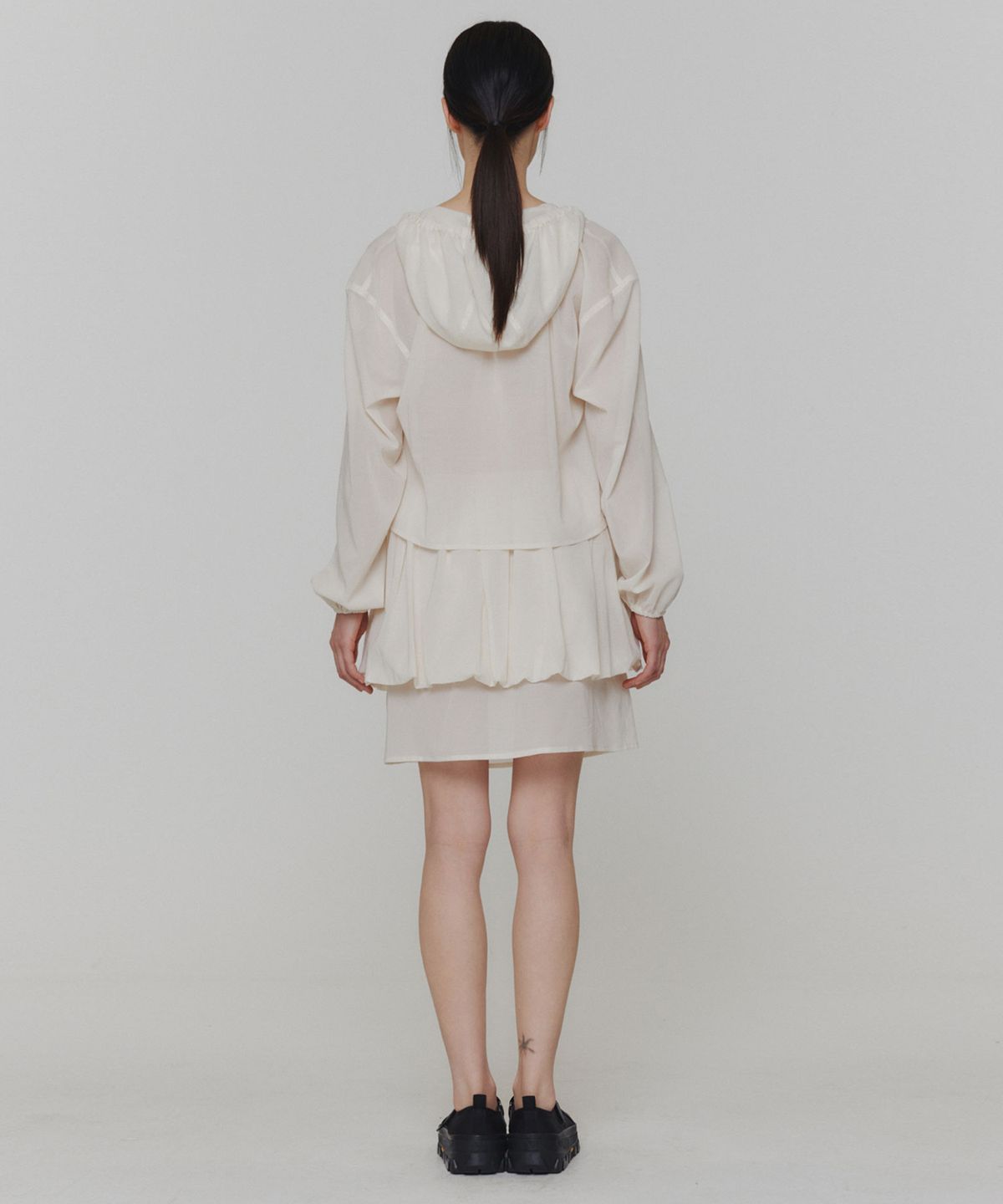 아모멘토(AMOMENTO) SHEER SHIRRING HOODED BLOUSE_IVORY
