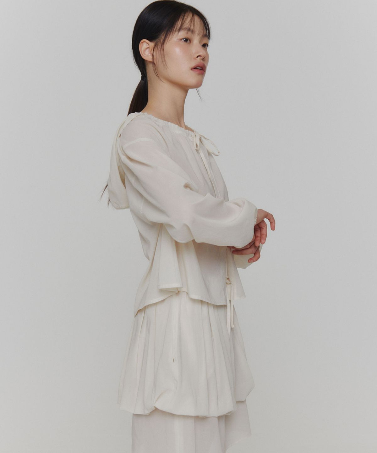아모멘토(AMOMENTO) SHEER SHIRRING HOODED BLOUSE_IVORY
