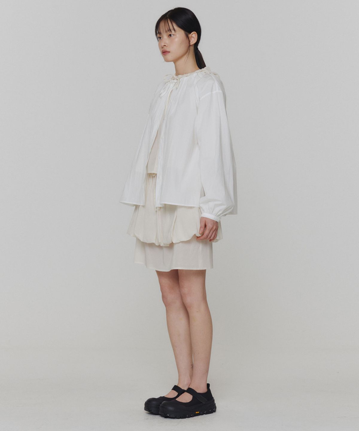 아모멘토(AMOMENTO) SHEER SHIRRING HOODED BLOUSE_IVORY