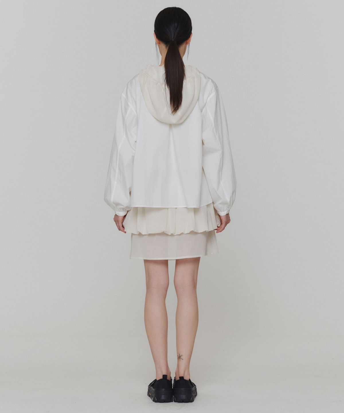 아모멘토(AMOMENTO) SHEER SHIRRING HOODED BLOUSE_IVORY