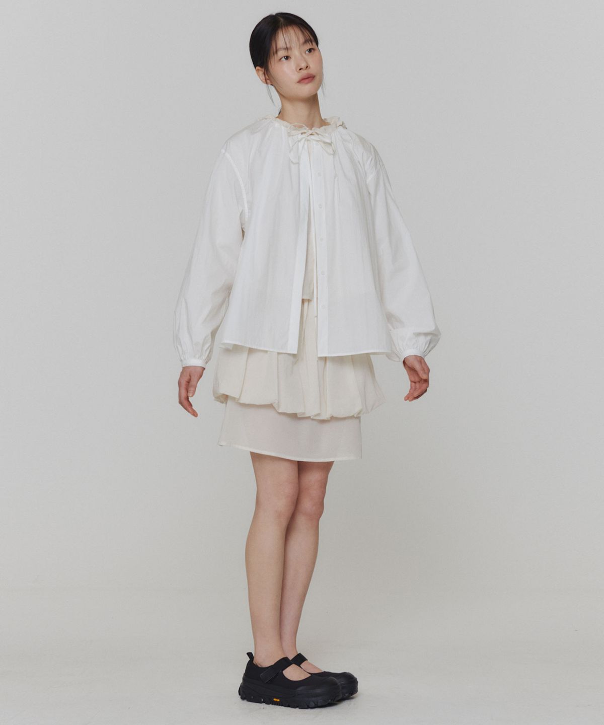 아모멘토(AMOMENTO) SHEER SHIRRING HOODED BLOUSE_IVORY