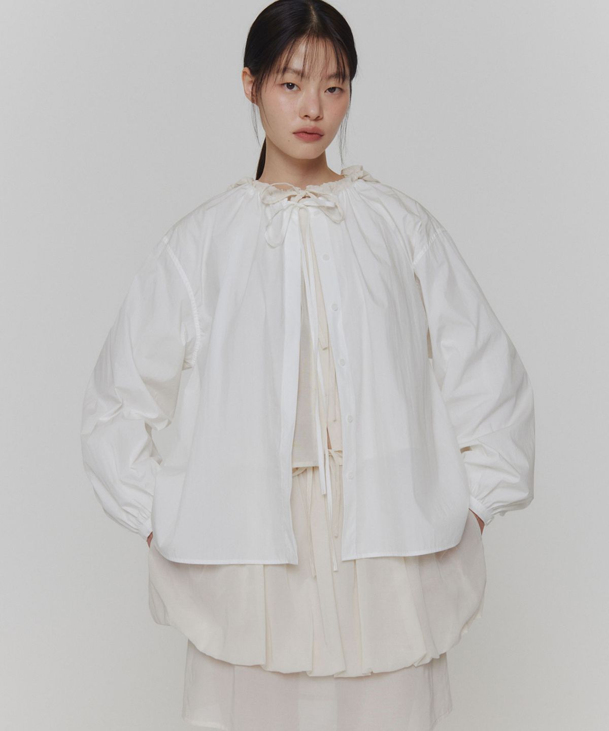 아모멘토(AMOMENTO) SHEER SHIRRING HOODED BLOUSE_IVORY