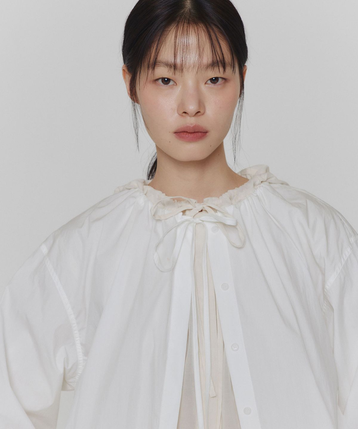 아모멘토(AMOMENTO) SHEER SHIRRING HOODED BLOUSE_IVORY