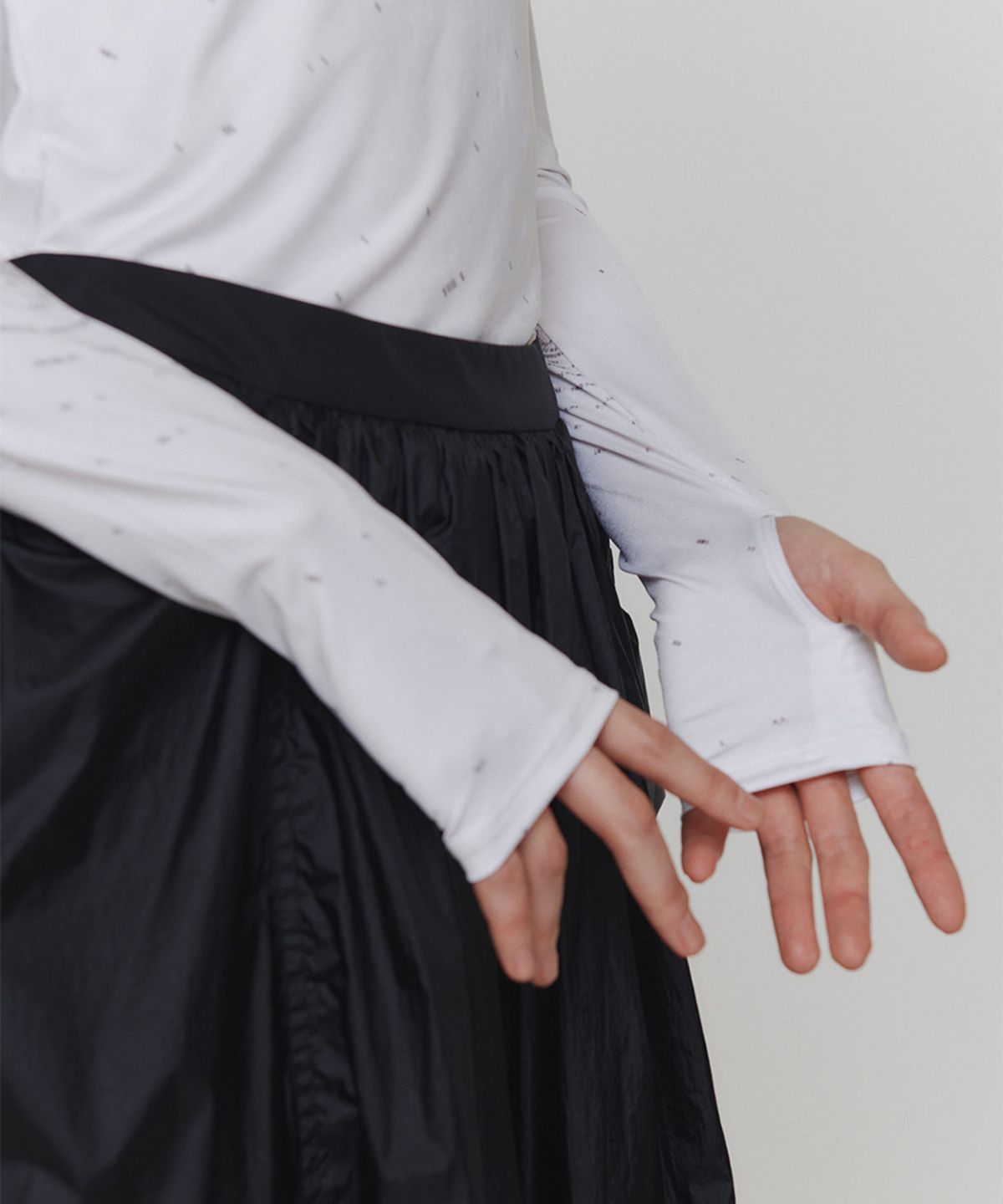 아모멘토(AMOMENTO) PRINTED ROUND LONG SLEEVE T-SHIRT_WHITE