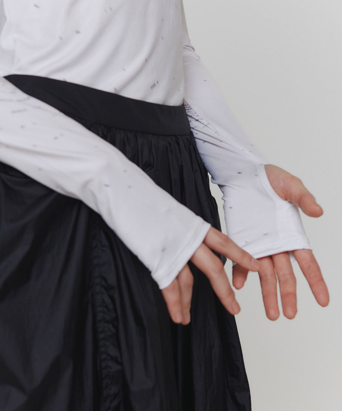 아모멘토(AMOMENTO) PRINTED ROUND LONG SLEEVE T-SHIRT_WHITE