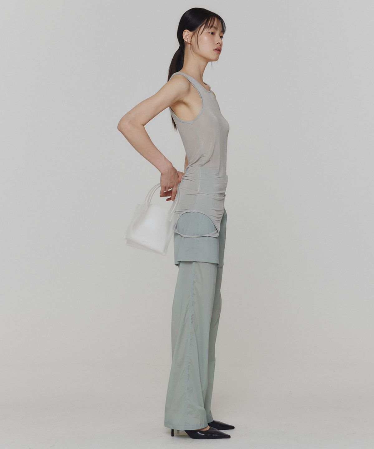아모멘토(AMOMENTO) THREE STRAPS SLEEVELESS TOP_LIGHT GREY