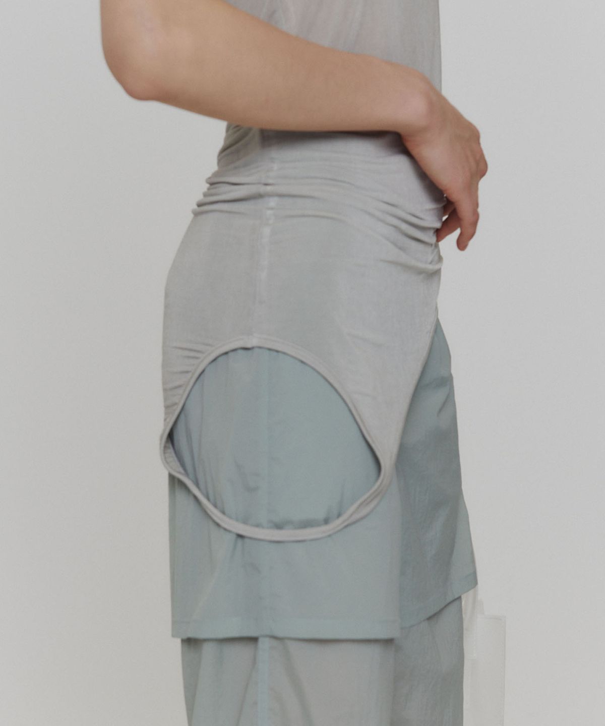 아모멘토(AMOMENTO) THREE STRAPS SLEEVELESS TOP_LIGHT GREY