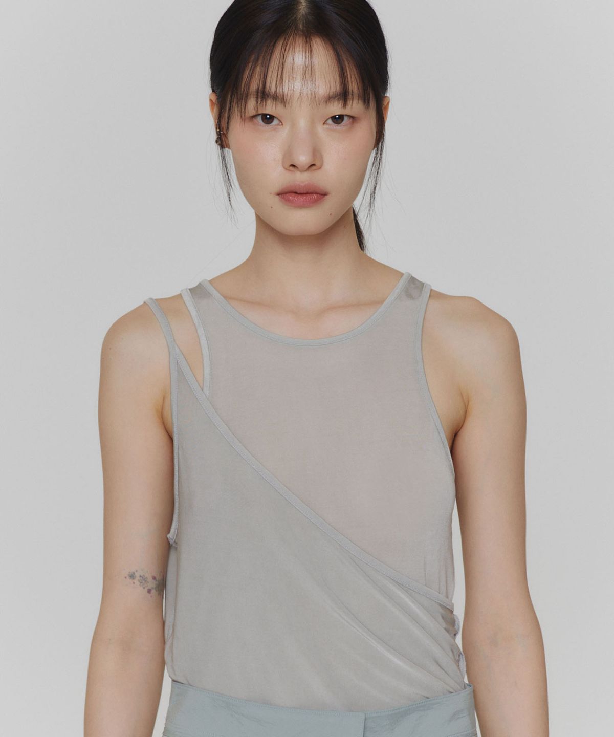 아모멘토(AMOMENTO) THREE STRAPS SLEEVELESS TOP_LIGHT GREY