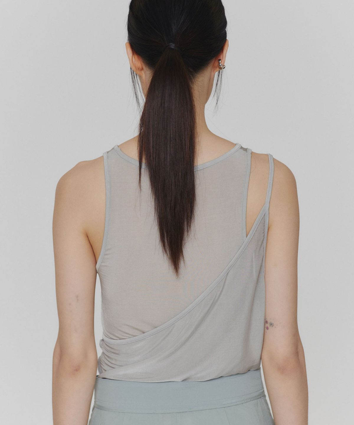 아모멘토(AMOMENTO) THREE STRAPS SLEEVELESS TOP_LIGHT GREY