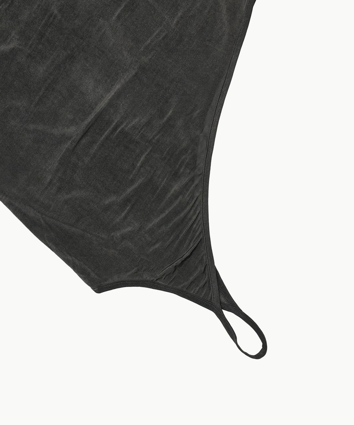 아모멘토(AMOMENTO) THREE STRAPS SLEEVELESS TOP_CHARCOAL