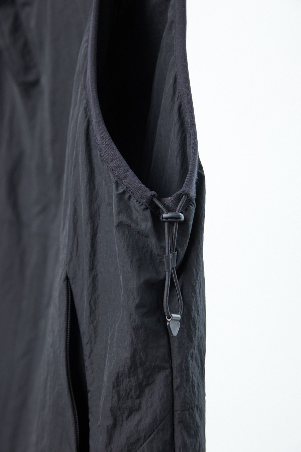 해칭룸(HATCHINGROOM) String Vest Black