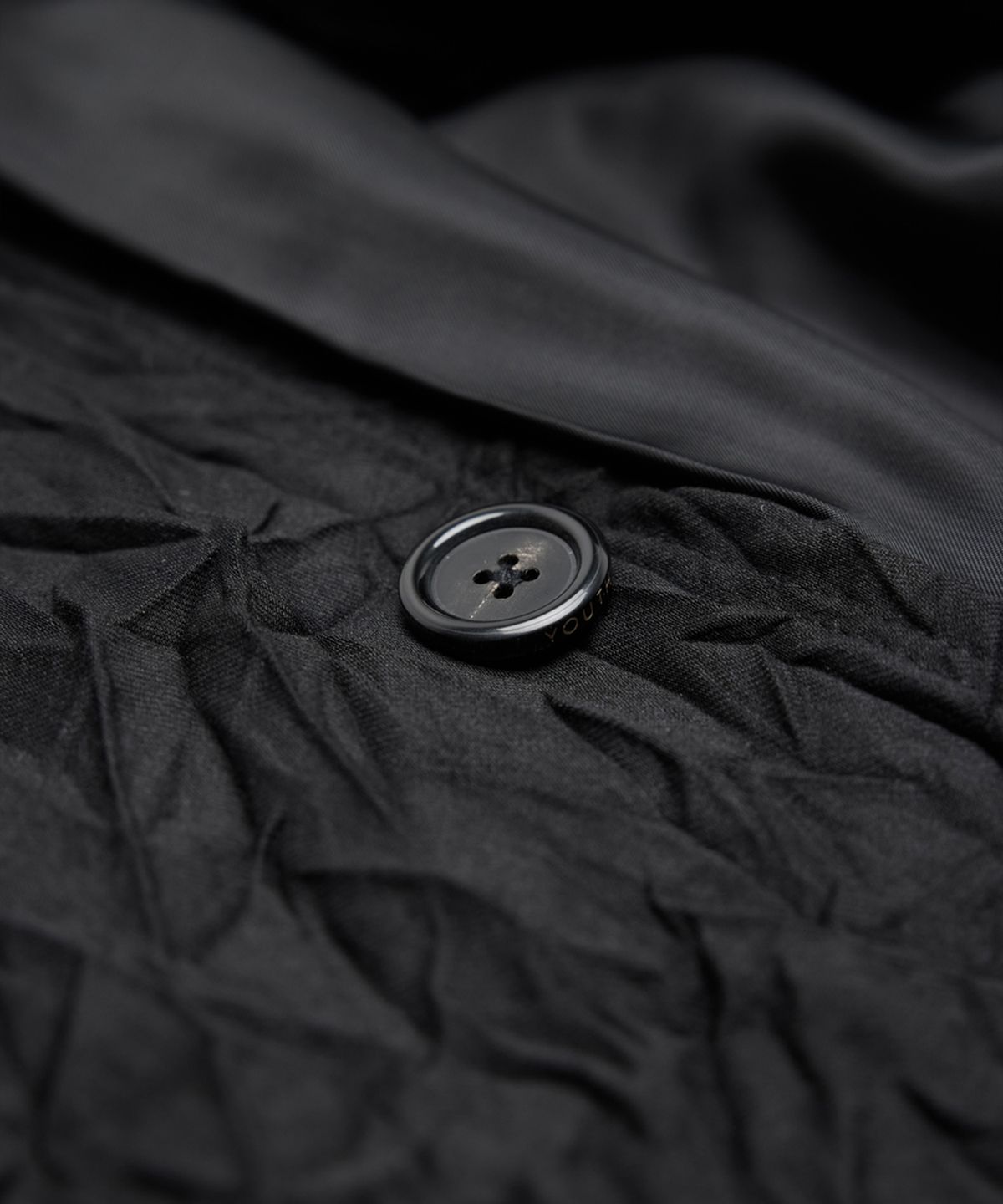 유스(YOUTH) Cut-Off Mac Coat - Black Creased