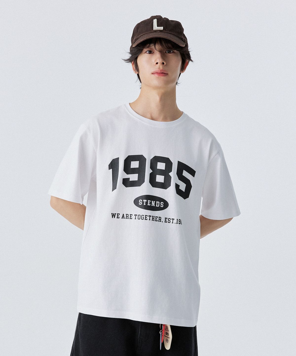 스탠즈(STENDS) [S~5XL] 1985 아치 로고 티셔츠_화이트-블랙