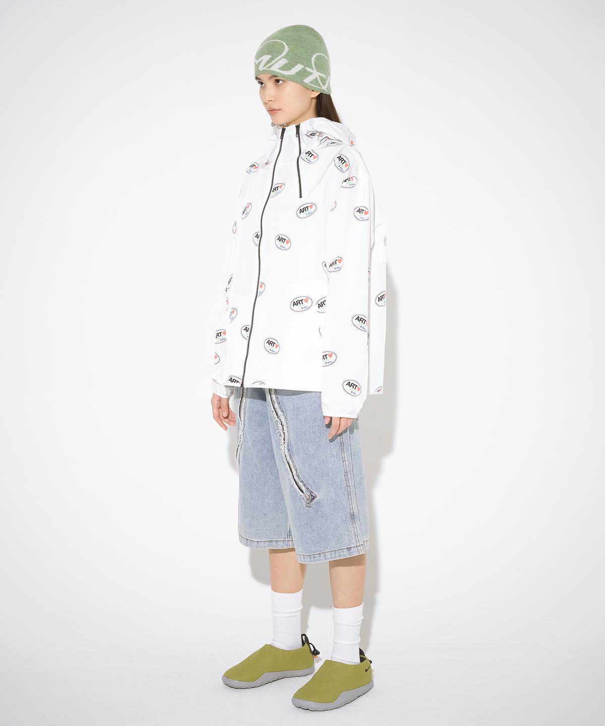 더뮤지엄비지터(THEMUSEUMVISITOR) ART LOGO PRINTED WINDBREAKER (WHITE)