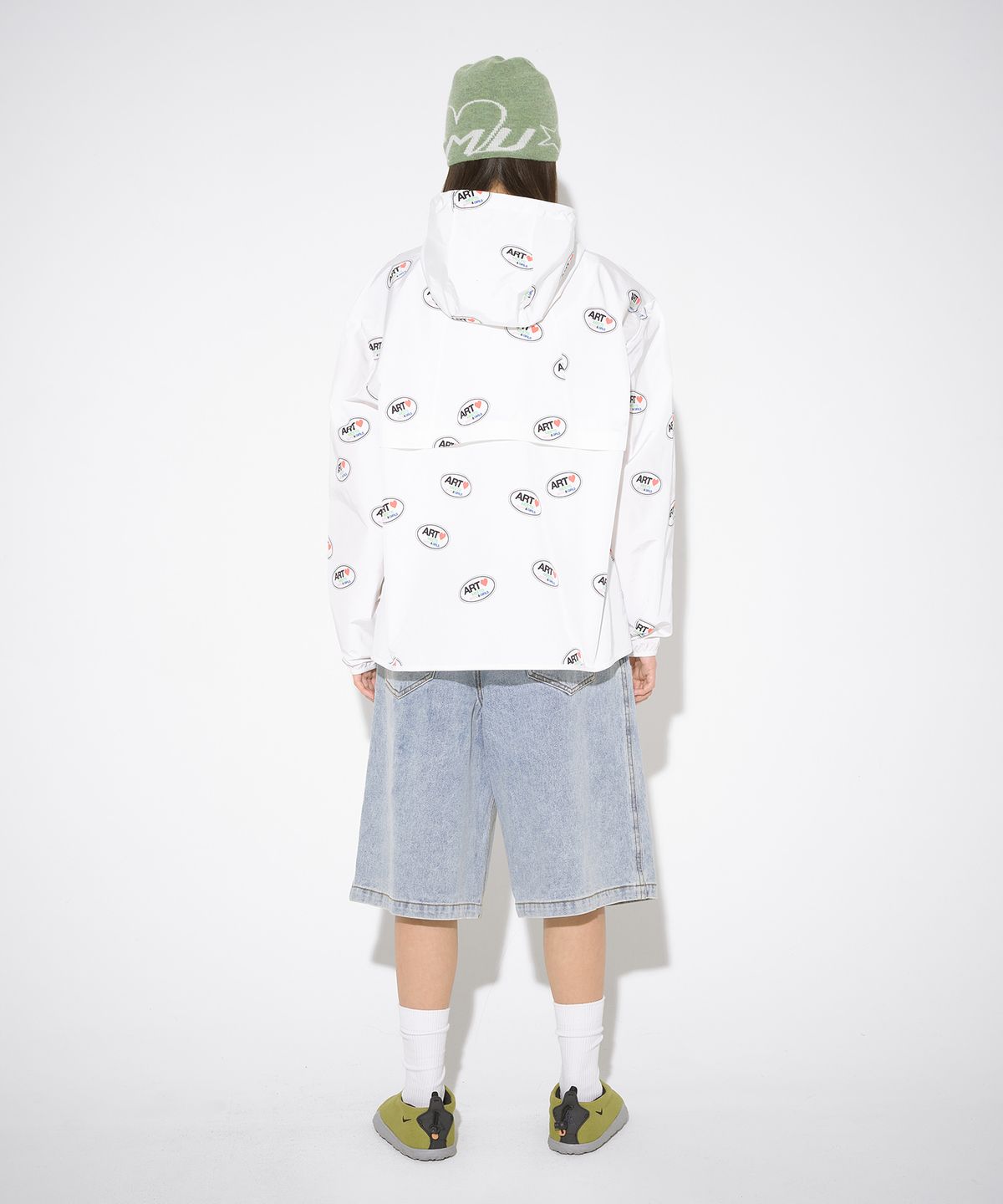 더뮤지엄비지터(THEMUSEUMVISITOR) ART LOGO PRINTED WINDBREAKER (WHITE)