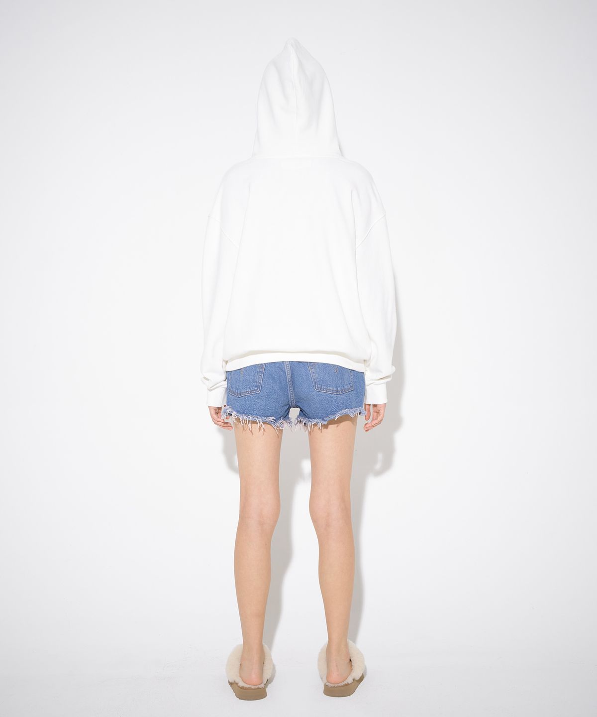 더뮤지엄비지터(THEMUSEUMVISITOR) SILVER CUBIC STUD LOGO HOODY (WHITE)
