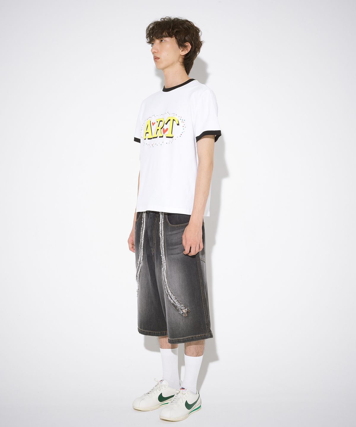 더뮤지엄비지터(THEMUSEUMVISITOR) CUT-OUT ART STUD T-SHIRT (WHITE / BLACK)