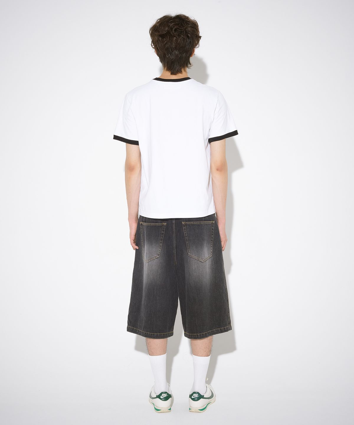 더뮤지엄비지터(THEMUSEUMVISITOR) CUT-OUT ART STUD T-SHIRT (WHITE / BLACK)