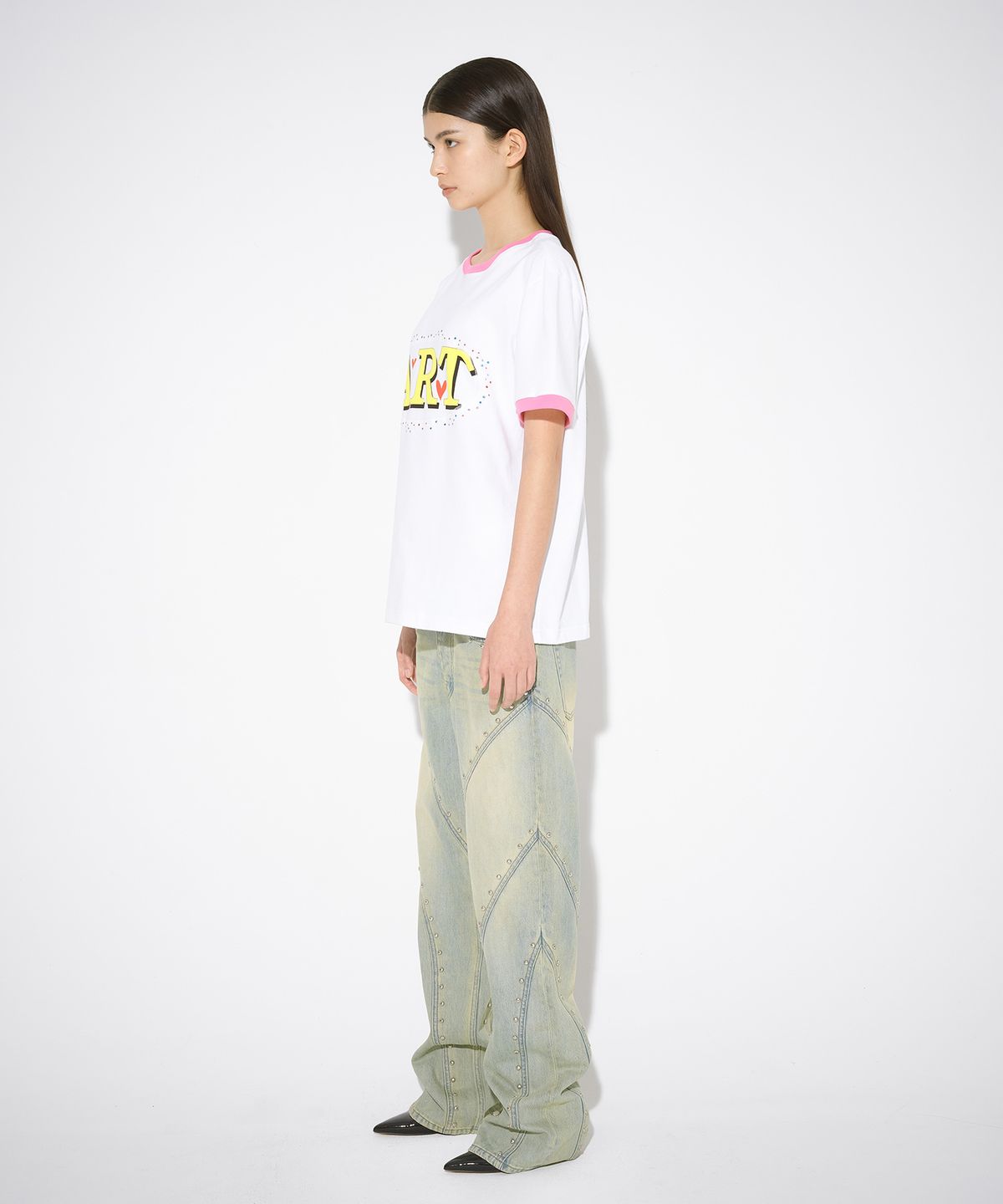 더뮤지엄비지터(THEMUSEUMVISITOR) CUT-OUT ART STUD T-SHIRT (WHITE / PINK)