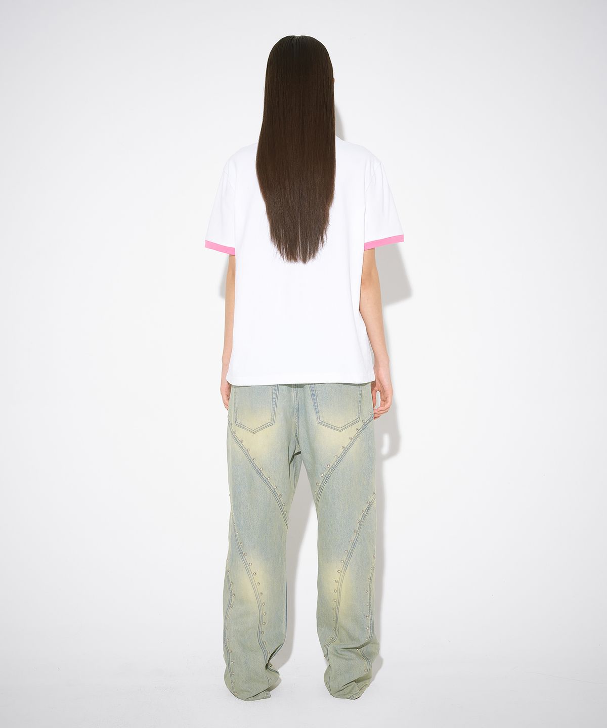 더뮤지엄비지터(THEMUSEUMVISITOR) CUT-OUT ART STUD T-SHIRT (WHITE / PINK)