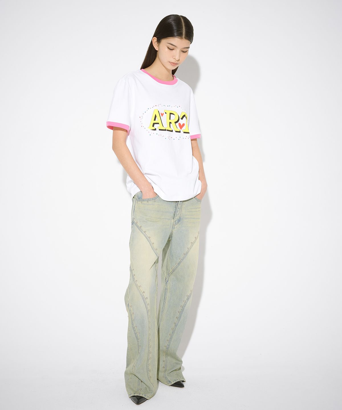 더뮤지엄비지터(THEMUSEUMVISITOR) CUT-OUT ART STUD T-SHIRT (WHITE / PINK)