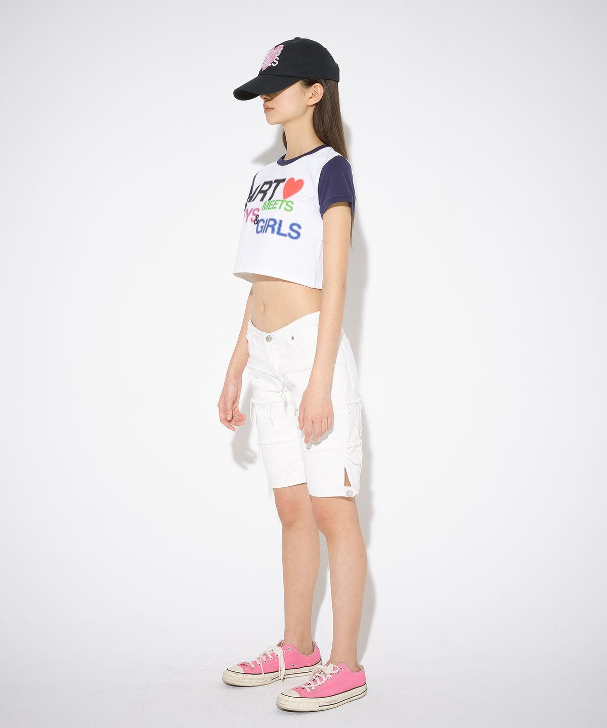 더뮤지엄비지터(THEMUSEUMVISITOR) AMBG PRINTED CROP T-SHIRT (WHITE / NAVY)
