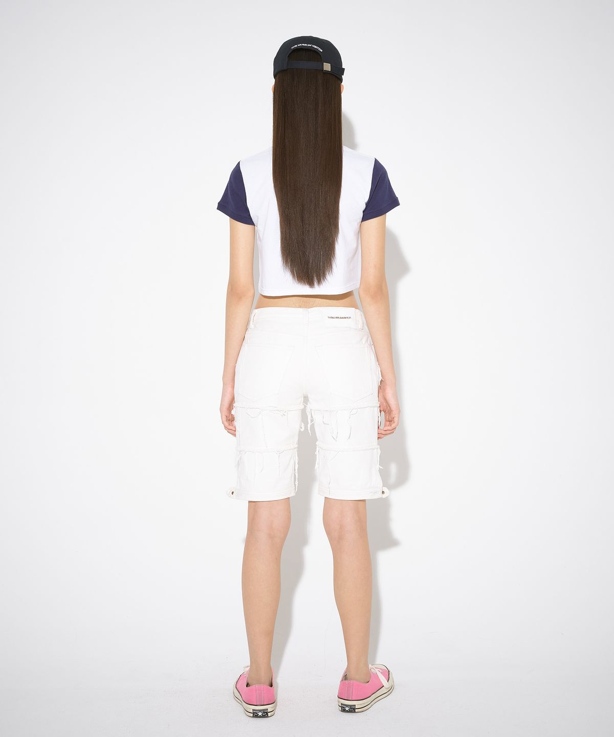 더뮤지엄비지터(THEMUSEUMVISITOR) AMBG PRINTED CROP T-SHIRT (WHITE / NAVY)