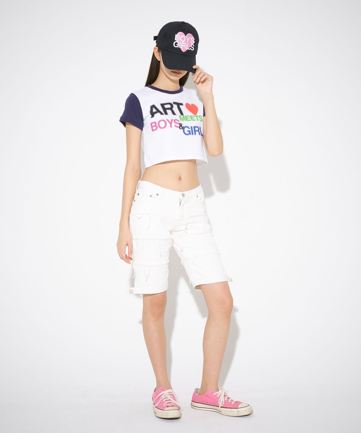 더뮤지엄비지터(THEMUSEUMVISITOR) AMBG PRINTED CROP T-SHIRT (WHITE / NAVY)