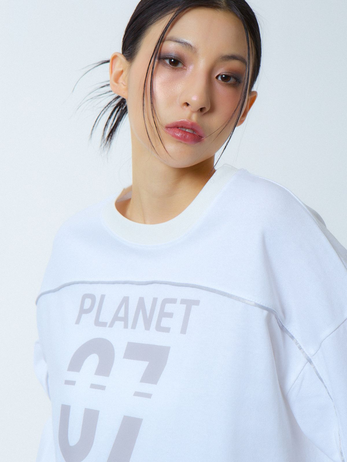 언노운 플라넷(UNKNOWN PLANET) 파이핑 루즈핏 크롭티 화이트